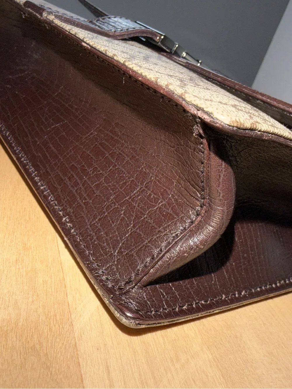 Gucci clutch brown